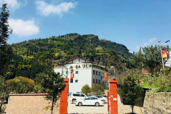 2018荥经青杠湖畔桃园农家乐位于雅安市荥经县花滩镇青杠村,荥河大