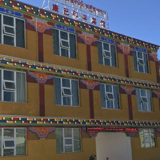 1km 238 起 新龙措卡度假酒店 4.4 分 11条点评 距景点56.