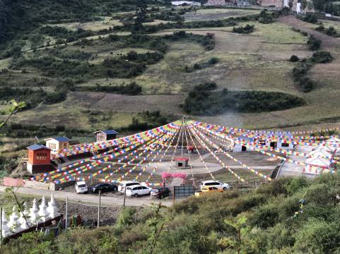 新龙措卡湖旅游度假中心