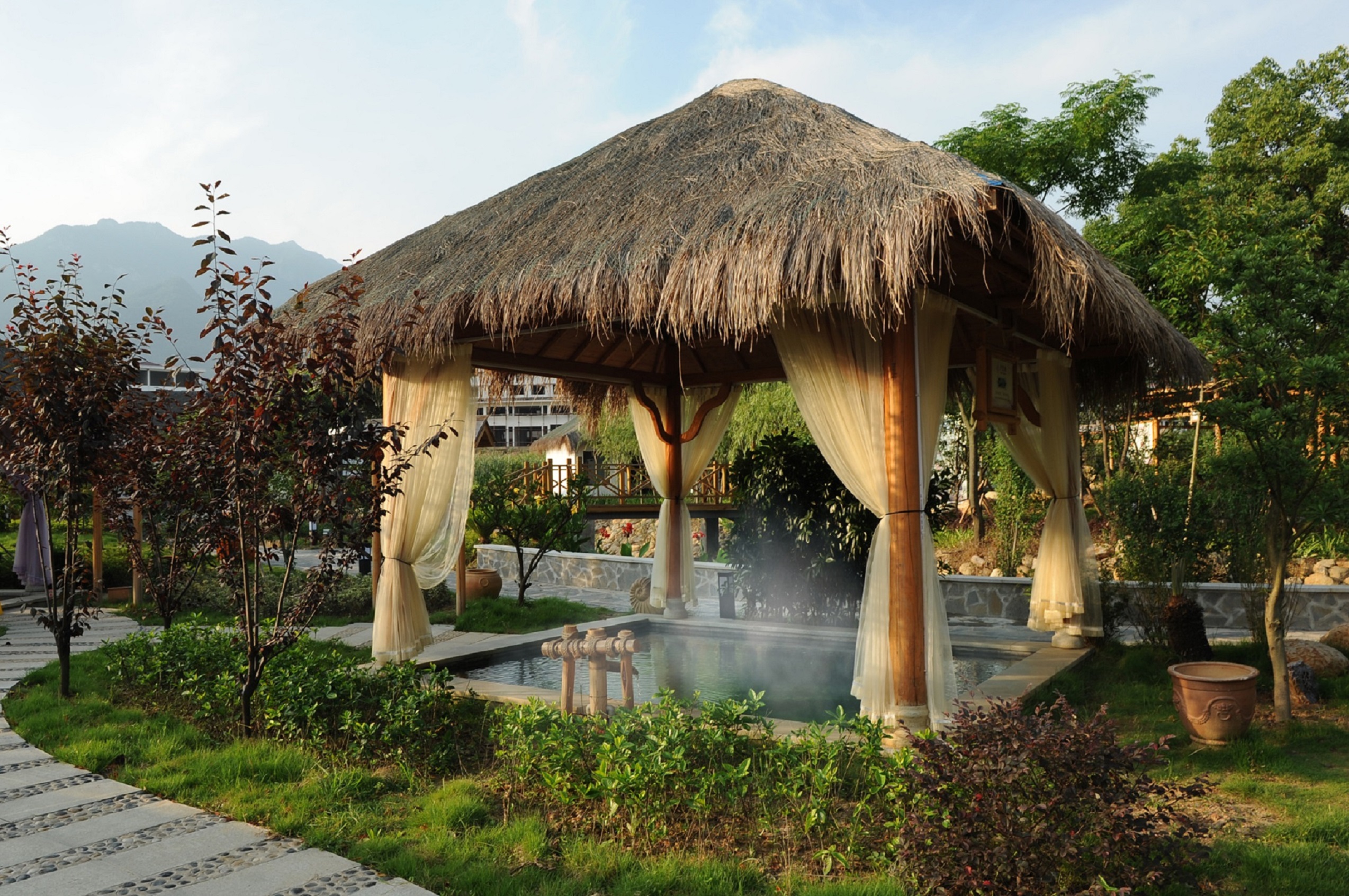 一只鸟飞温泉池猜一成语_一个人一只鸟成语猜图