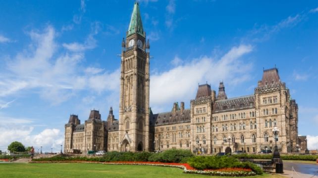 5-Day Eastern Canada Essentials Tour·Toronto, Montreal, Quebec City and Niagara Falls | YYZ Airport Pickup & Free Winter Hotel Upgrade