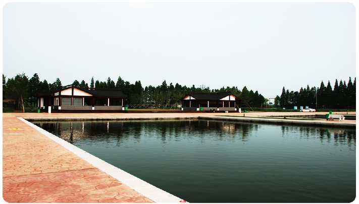 周边设有天然钓场和专业的竞赛垂钓中心,是垂钓休闲,修生养性的绝佳