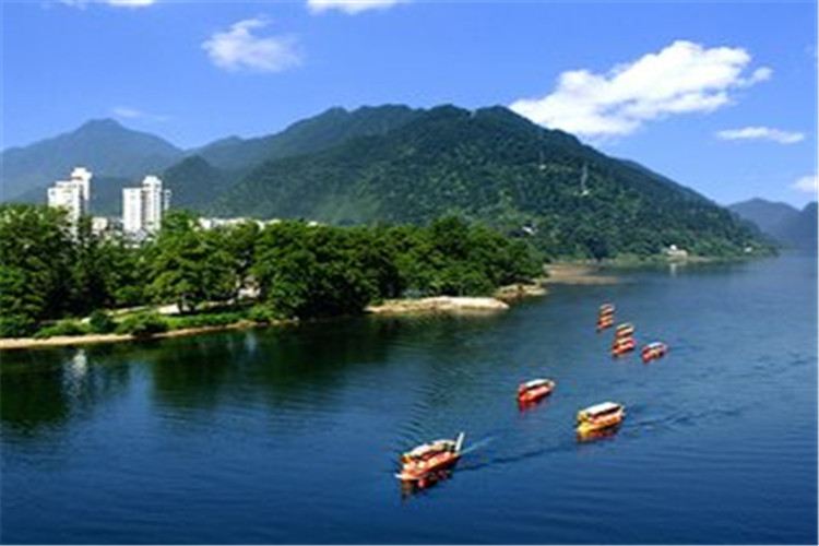 西湖游船哪个路线好 30070g0000008nx0eD546.jpg