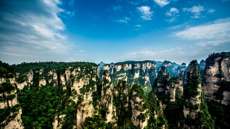 长沙+张家界+天门山+凤凰古城6日5晚跟团游·超经典纯玩·湖南全景游｜高铁直达张家界+商务保姆车+景区VIP通道+24H免费接送+湖湘特色美食+下单赠〓杨家界索道往返+山顶观日出+无人机航拍+凤凰苗服换装