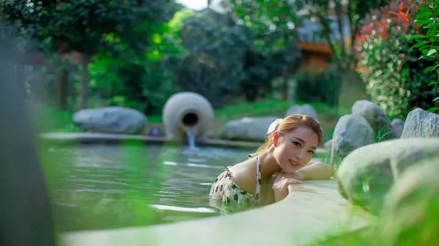 鄢陵花溪中州国际大酒店 + 鄢陵花溪温泉 + 花溪水世界 ·【【国庆早订】温泉圣地，夏日水之旅，鄢陵花溪度假区，五星级酒店住宿+花溪温泉 +花溪水世界，这个假期养生度假】