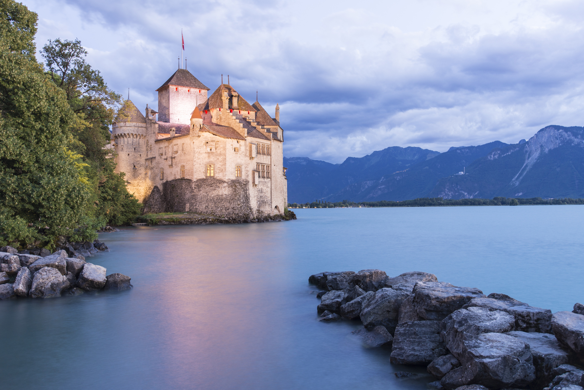 【携程攻略】蒙特勒日内瓦湖景点,蒙特勒城位于瑞士西南部，日内瓦湖东岸，远望阿尔卑斯雪山，与法国依…