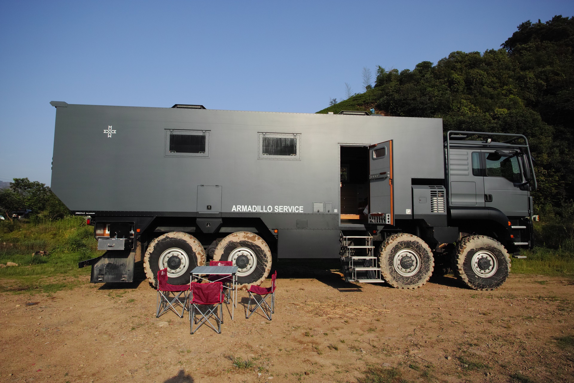 国外越野房车野外露营 300m0t000000ir0za8E44.jpg