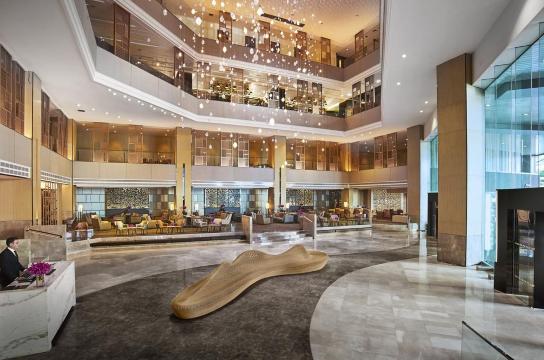 central world,暹罗广场,百丽宫等大型商场均位于酒店附近,步行即可