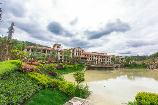 东阳龙景雷迪森庄园1晚 双份自助早餐 横店秦王宫 明清宫苑联票 大智