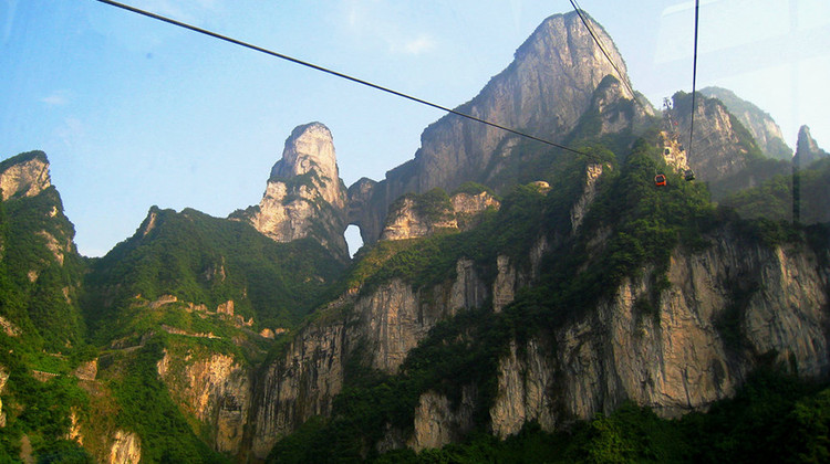 张家界+天门山+凤凰5日4晚拼小团·直飞6人品质私团•【4成人升级碧桂园独栋别墅】VIP入园通道｜礼赠凤凰夜游沱江泛舟+千年古镇‘芙蓉镇’+苗服换装｜宿凤凰临江客栈-4大正餐-24H接站-商务保姆车-国证专业导游-纯玩