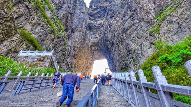 6-Day Hunan Private Tour· Zhangjiajie, Fenghuang Ancient Town, Furong Town, Tianzi Mountain, Baofeng Lake