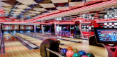 保龄球馆 Two full-sized bowling alleys
