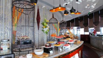 济南索菲特银座大饭店银顶旋转西餐厅自助餐\/