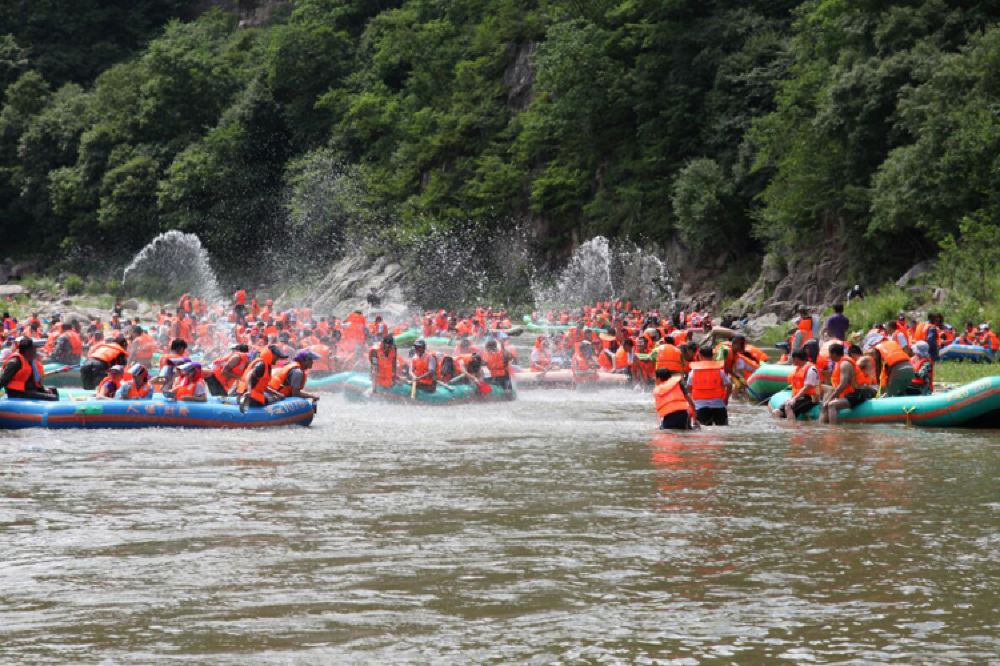 河北兴隆县红河漂流一日游88公里天然漂流畅享山水间的乐趣