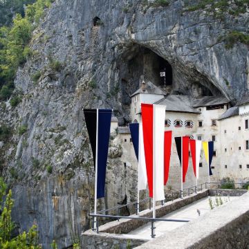 斯洛文尼亚洞窟城堡+波斯托伊纳溶洞半日游