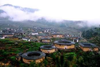 漳州南靖云水谣古镇+永定土楼王8人尊享团高标特色农家餐一日游【[高标特色农家餐]精选景区内特色餐厅+人均50元高餐标+现炒可口农家菜，吃得放心！】