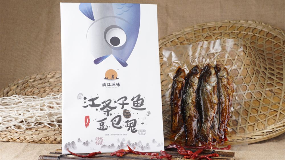 【漓江石岩鱼】桂林本地话叫"黑妈妈",采用了烟熏的工艺,比较有嚼劲