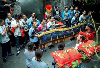 芙蓉镇出发+德夯苗寨+峡谷+矮寨大桥+悬崖栈道+天问台一日游【湘西美景一网打尽：德夯苗寨-矮寨大桥-玻璃栈道-天问台一次游完，不留遗憾！】