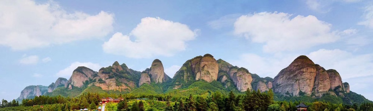 南武当山矗立在江西省最南端的龙南县武当镇境内,赣粤交界处,素有江西