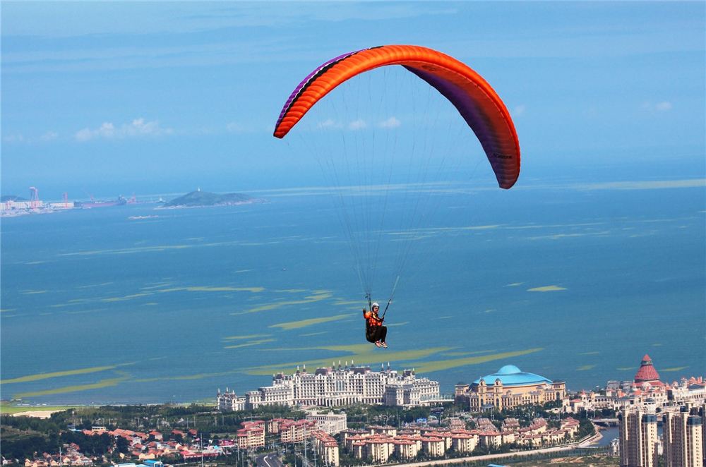 带你高空飞翔青岛滑翔基地滑翔伞体验