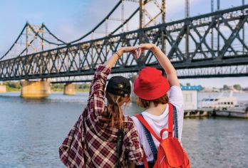 丹东鸭绿江断桥+中朝边境一步跨一日活动【鸭绿江游船小团上门接】【小团/大团可选，可选择独立小团，一天走遍丹东边城美景，轻松游不疲惫】