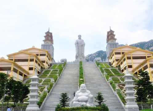 漳州普照寺位于龙海县港尾镇,通往牛头山古火山口的路上,坐落在南太武