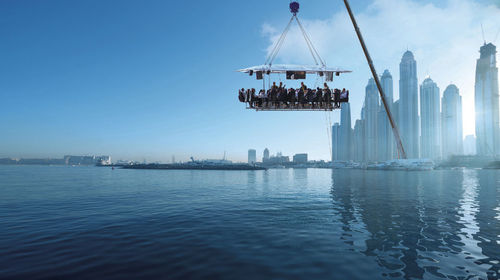 迪拜高空吊机餐厅dinner in the sky(3道菜晚餐美味佳肴 悬吊餐桌
