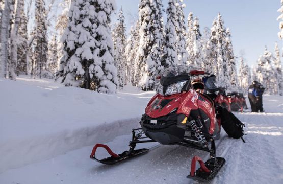 芬兰罗瓦涅米半日游【cool玩雪地摩托 深入北极圈2小时之旅 市区酒店
