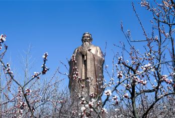 曲阜尼山圣境景区一日游【孔子圣像+大学堂+免费使用蓝牙耳麦】【[行程充实]全程包含导游讲解，带您更深入的了解孔子和尼山，让您收获满满，不虚此行！】