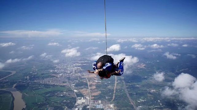 四十人跳伞 350m12000000sgghxFAAC_C_500_280_Q80.jpg