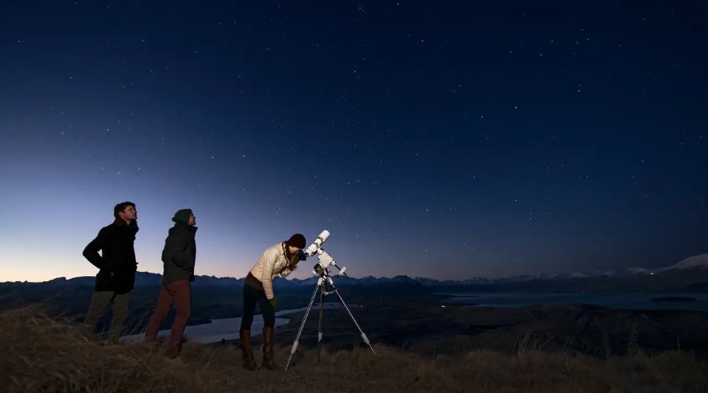 游客使用太空望远镜在约翰山天文台观察欣赏星空