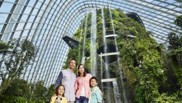 滨海湾花园 - Gardens_Cloud Forest_Waterfall_Panasian_Family 3_meitu_6