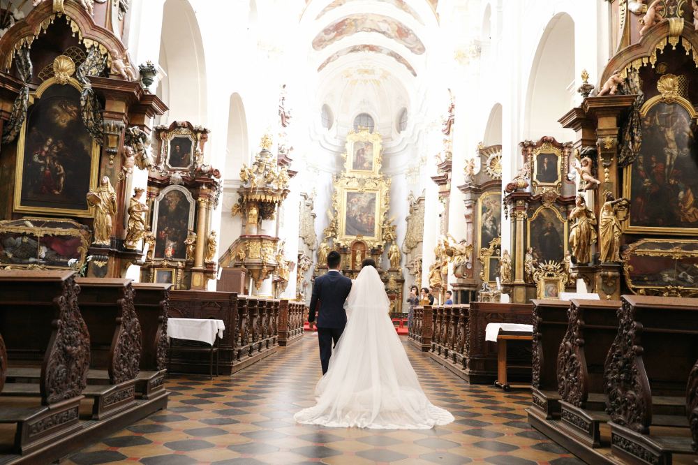 海外婚礼捷克古堡婚礼旅拍欧洲一线团队提供服务送录影和外景婚纱照