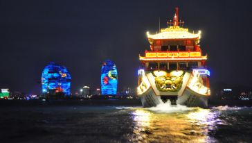 永乐号郑和宝船夜游三亚湾