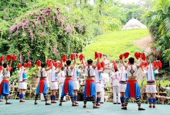 基诺山寨一日游【6人内小团+品基诺特色小吃+特色民族舞表演】【2-6人mini商务团，朋友式概念，不打卡不走马观花，让旅行重回温度；】