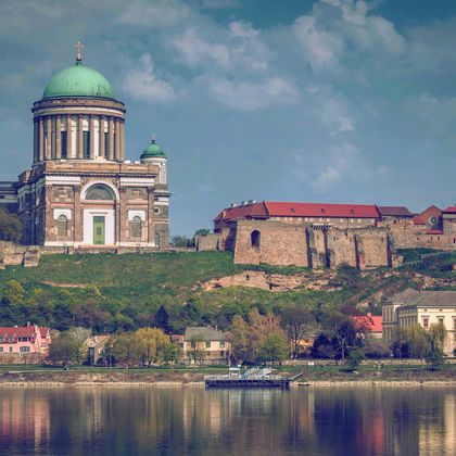 匈牙利圣安德烈+维谢格拉德高堡+埃斯泰尔戈姆大教堂一日游