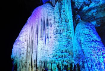 阳朔银子岩半日游【探访世界岩溶艺术宝库+阳朔往返，每天2班】【定时定点接送，多班次任您选，游了银子岩，一世不缺钱。】