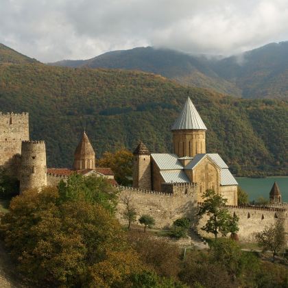 格鲁吉亚卡兹别克山+斯提潘茨明达圣三一教堂一日游