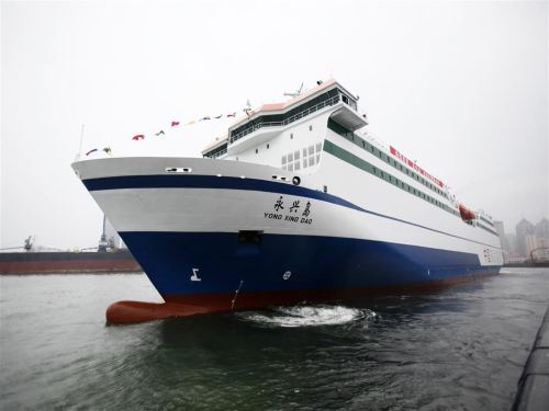 【"普陀岛"号客滚船】"普陀岛"号客滚船总长137.5米,载客定额1428人.