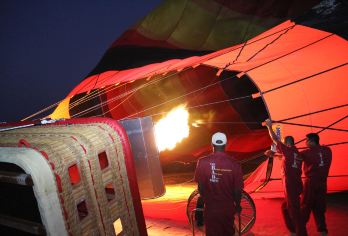 迪拜沙漠营地体验一日游【热气球+沙漠冲沙+早餐+猎鹰表演】【豪华版升级：猎鹰表演+路虎冲沙+骑骆驼+热气球飞行证书+贝都因早餐+超长 60 分钟体验时间】