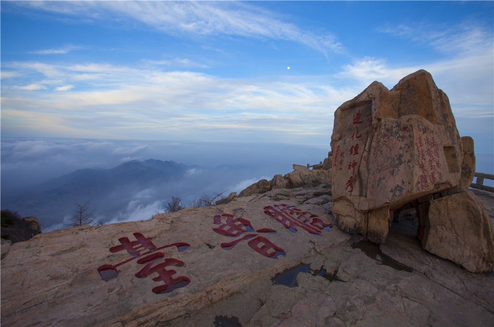 您可以在此稍事休息,逛逛街边的店铺,品尝一个泰山特色的"煎饼卷大葱"