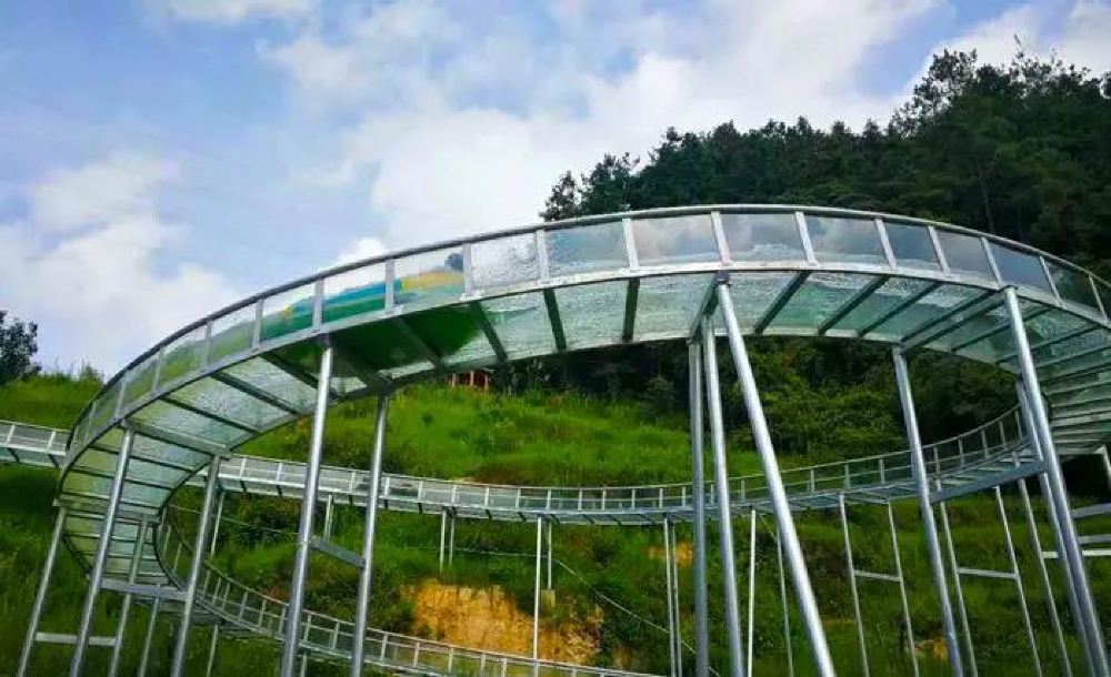 石龙谷高空玻璃漂流,全长1680米,总落差108米,多处s型,360°转弯,全面