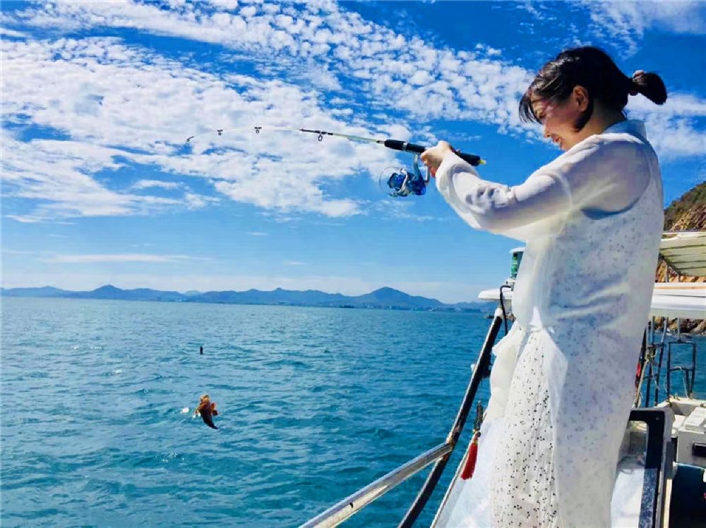 三亚游艇出海租游艇亚龙湾包船拼船潜水海钓摩托艇尾波冲浪驾驭体验