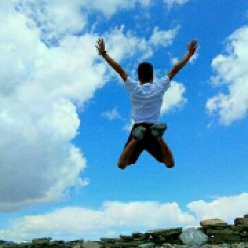 骑着小毛驴奔驰在乡间的小路上