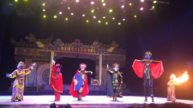 See the legendary "Furong Guocui" Bian Lian show.