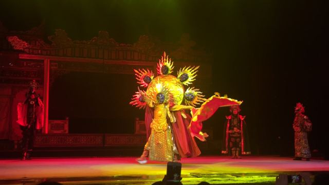 See the legendary "Furong Guocui" Bian Lian show.