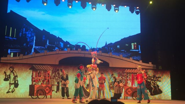 See the legendary "Furong Guocui" Bian Lian show.