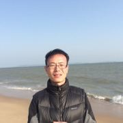 坐在树上看月亮