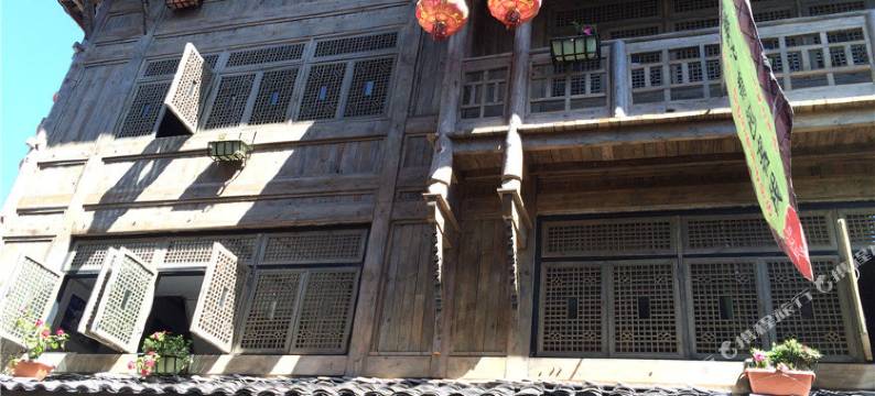 泸定鑫飞背包客栈图片