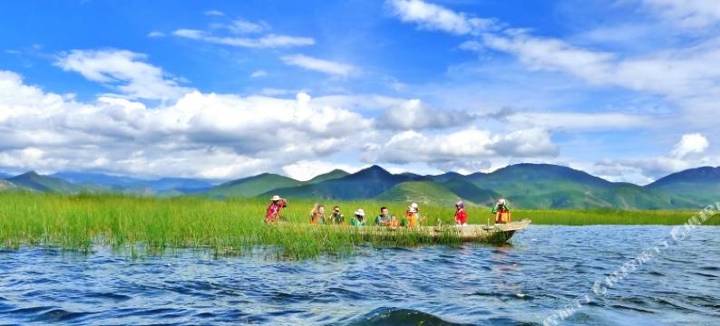 泸沽湖草海原色民居图片